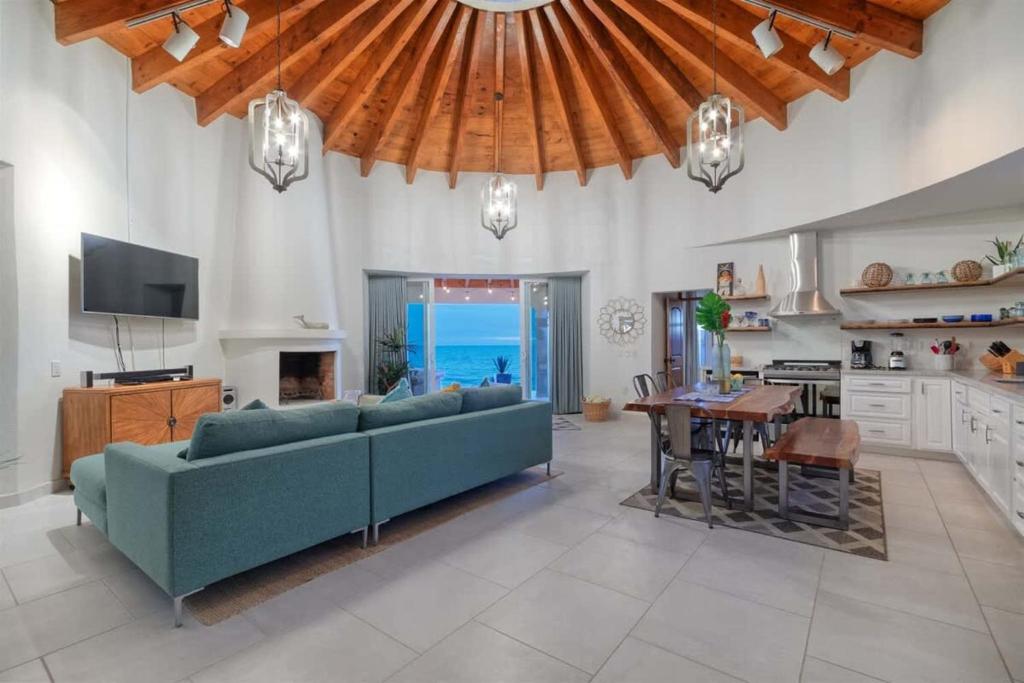 One of a Kind Beachfront Home Estrella del Mar - 4