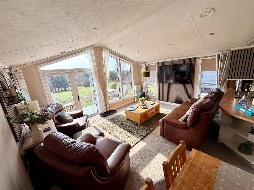 Hot Tub Lodge with Panoramic Views & Free Golf photo 2