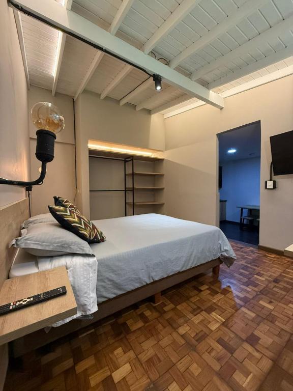 Alojamiento en el Poblado cerca a Envigado FRN104 By Roots Rentals - 4