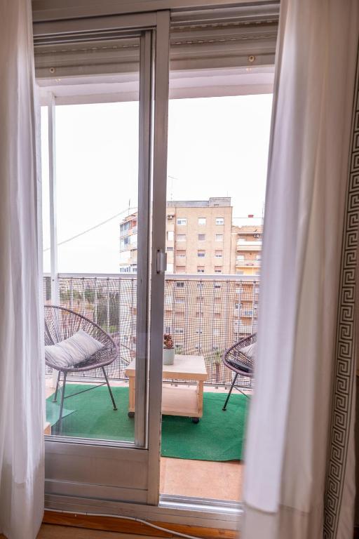Spacious 5 Bedroom Apartment Near Train and Bus Station - 4