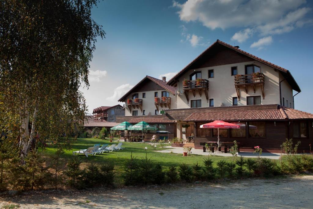 Pensiunea Royal Garden — Hotel in Simbata De Sus