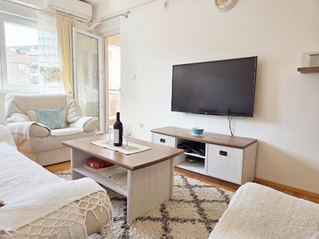 Modern Apartment with Balcony & Parking in Central Budva - 1