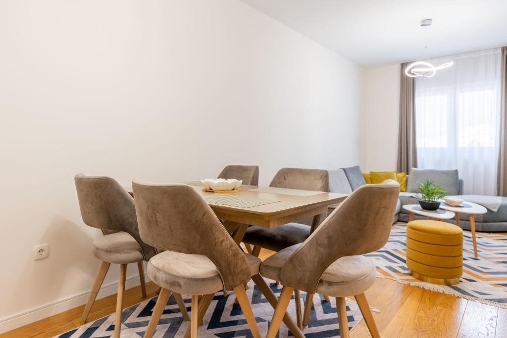Gorgerous 2 Bedroom Apartment - 5