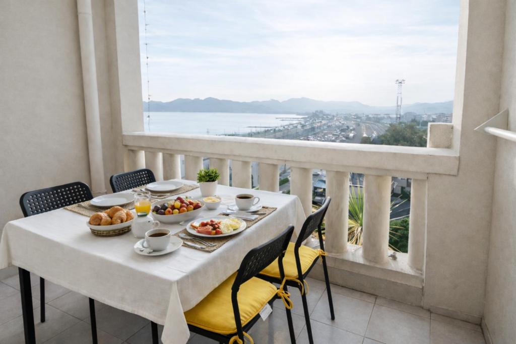 Stunning Sea View - Balcony - 2min to Beach - AC - WIFI - Pool - 1