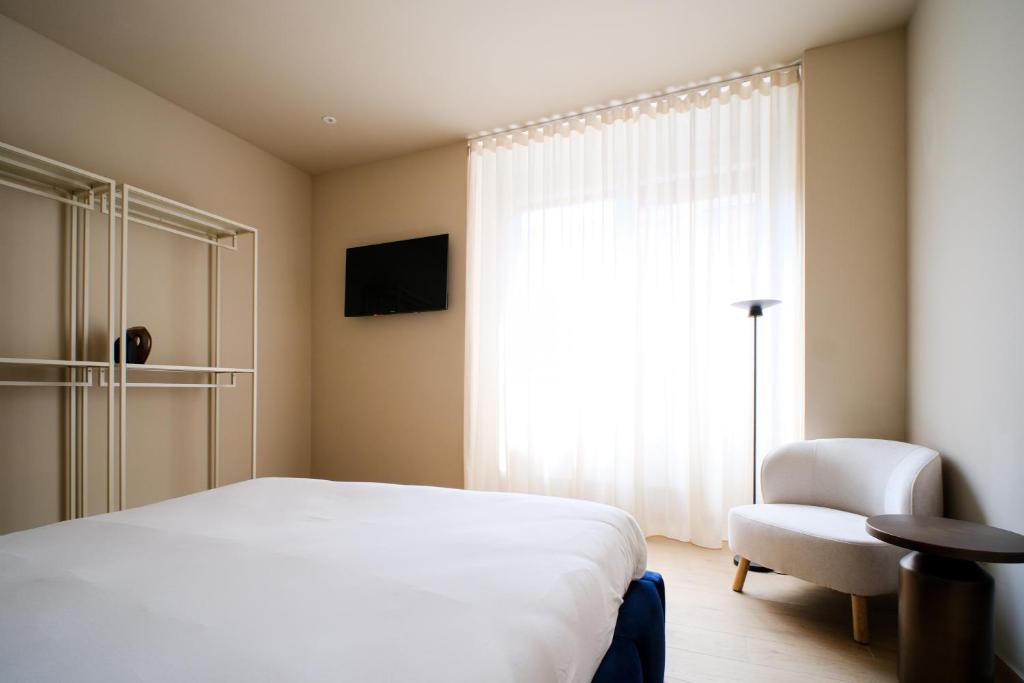 The Garden Premium Apartment - Large Windows - 3Min Walk to Bernina Express & Station - 2