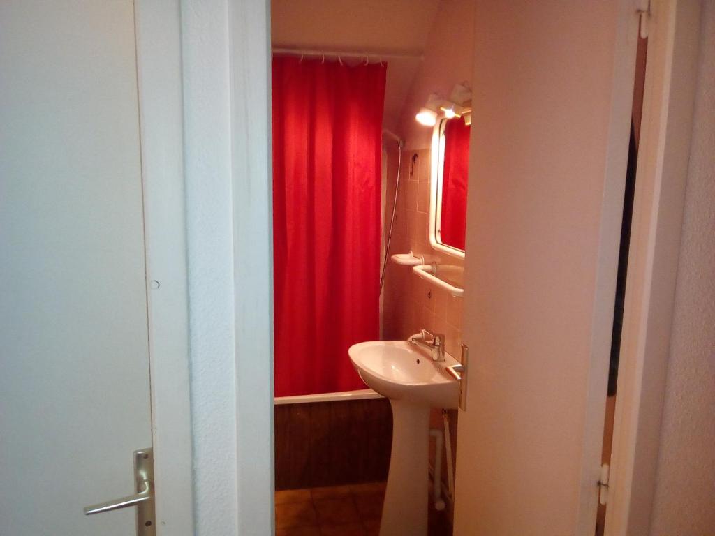 Studio avec balcon à Guillestre 05 - 2 place de l' église - Résidence le priouré - Appartement N 26 - 2