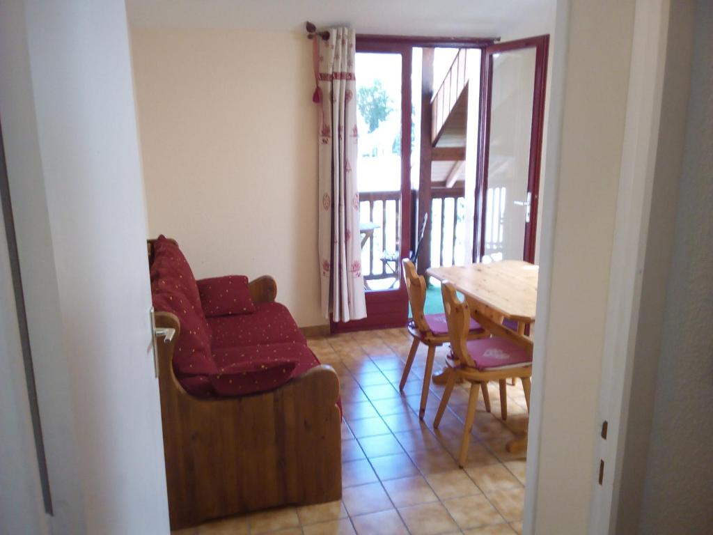 Studio avec balcon à Guillestre 05 - 2 place de l' église - Résidence le priouré - Appartement N 26 - 3