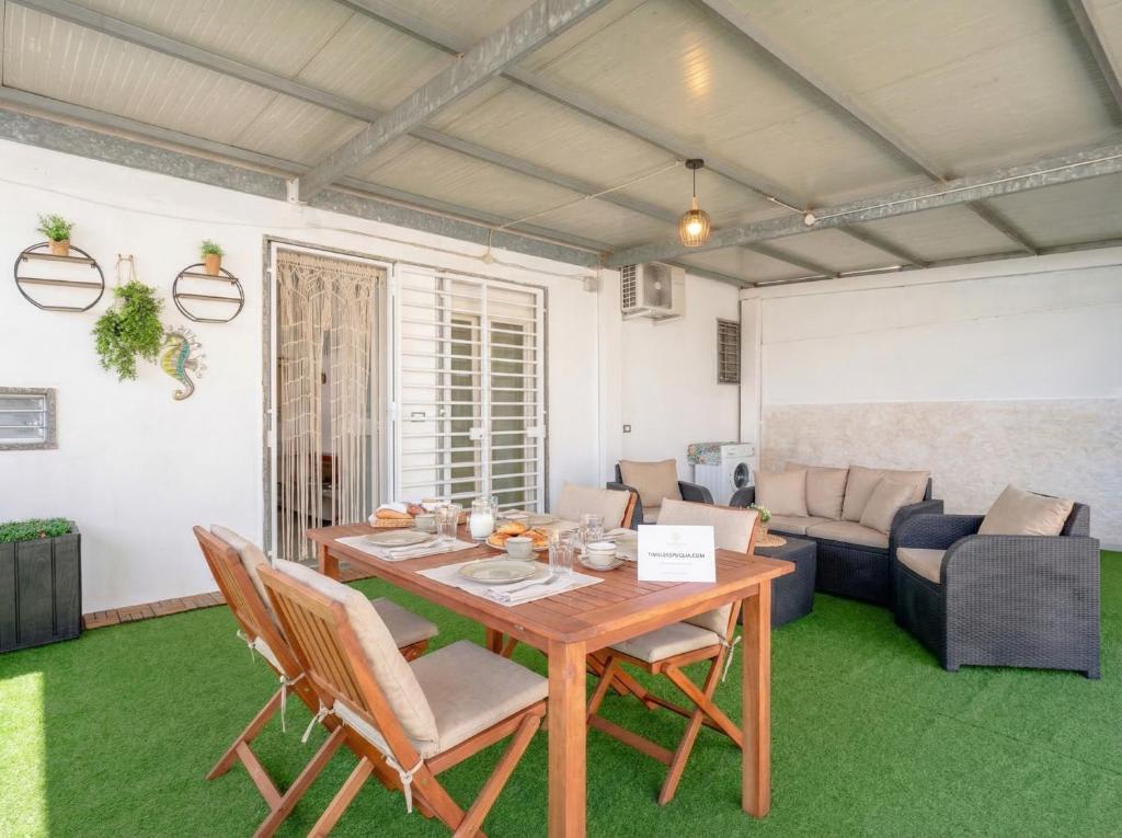 CarmenLeo-Central Accommodation with Patio - 1