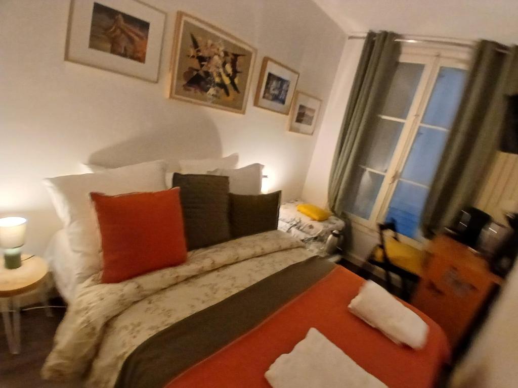 Center ,1minute gare Montparnasse ,rue de Renne 6 eme, close to Eifel tour ,Notre Dame and Louvre meusm,aoesome place ,good for trip - 4