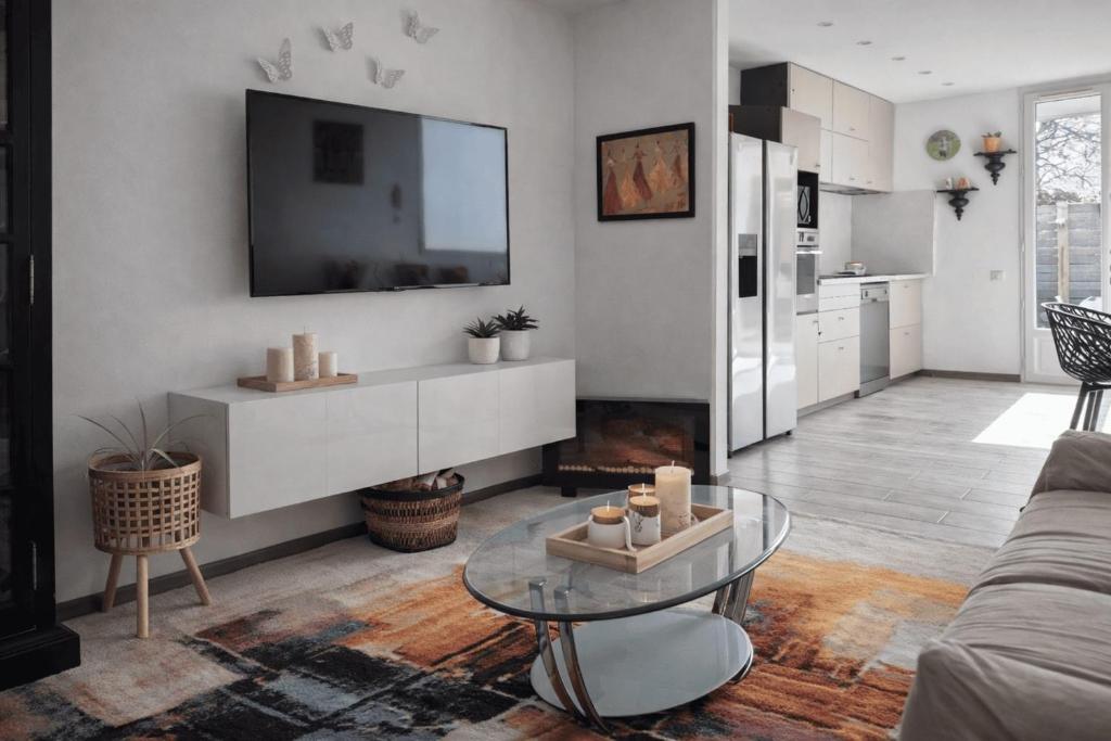 Apartment with Jacuzzi and Courtyard in Andernos - 1