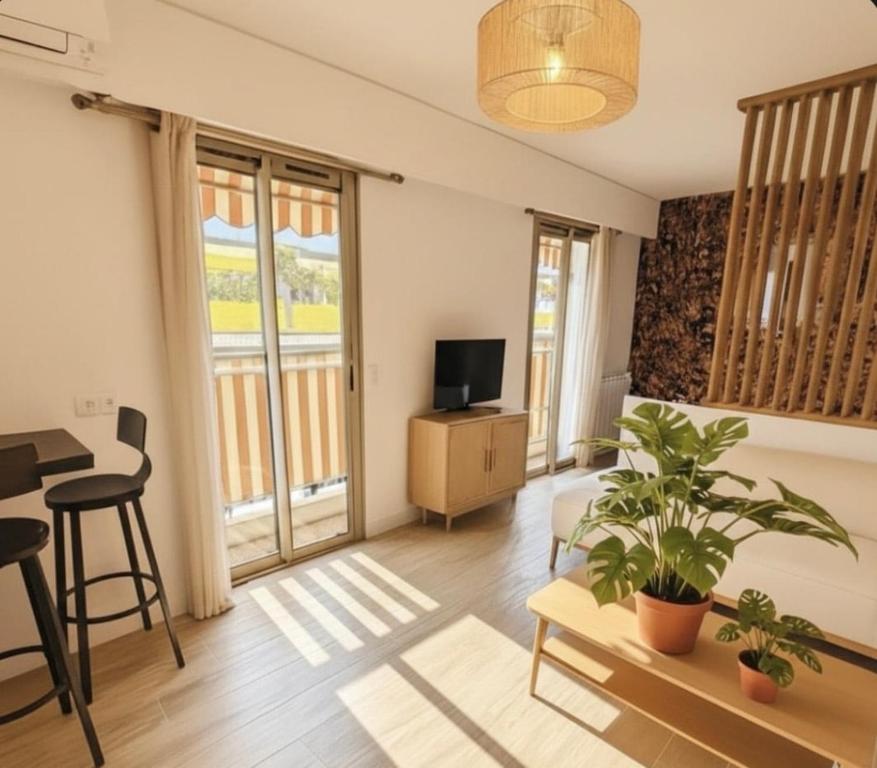New - Golden Square - large one-bedroom - air-conditioning - parking - 2