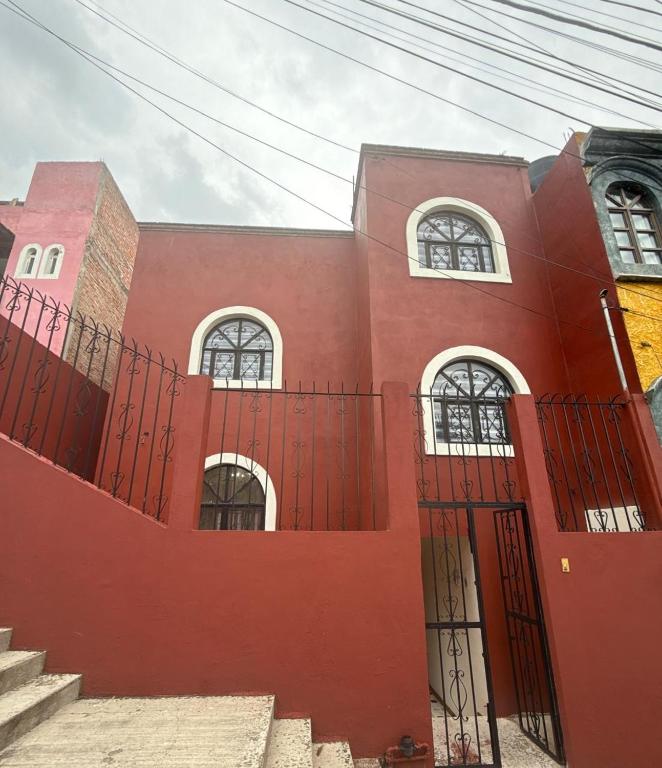 Casa Amplia con hermosa vista y estacionamiento privado - 3