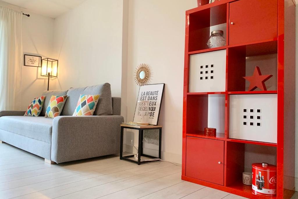 #D1 The red one Studio sofa bed Near GEM train station - 1