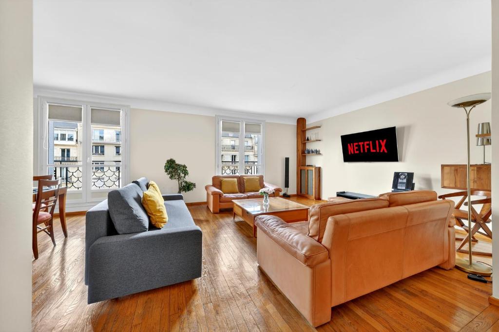 Quartier Arc de Triomphe 2 Bedroom Apartment with Netflix - 4