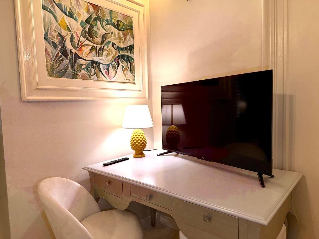 Madame Sofia Budget Basement Rooms with Large Windows - Camera Leggermente sotto il piano Terra con affaccio giardino - 4