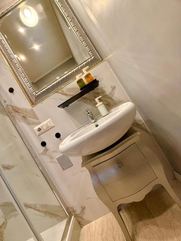 Madame Sofia Budget Basement Rooms with Large Windows - Camera Leggermente sotto il piano Terra con affaccio giardino - 5