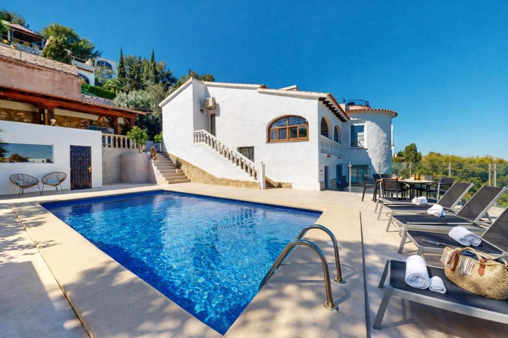 Villa León en Denia, vacaciones con barbacoa en terraza, piscina privada y vistas al Mediterráneo by Family Homes - 1