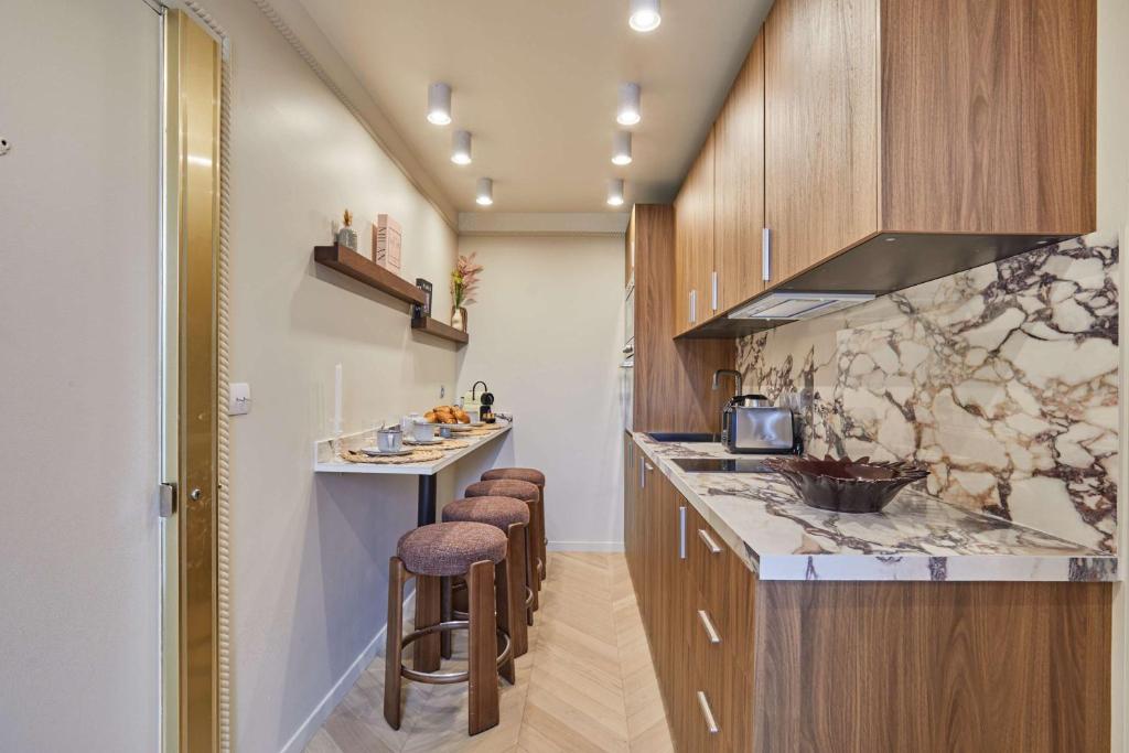 Suite with terrace & AC Paris Heart of the Marais - 4