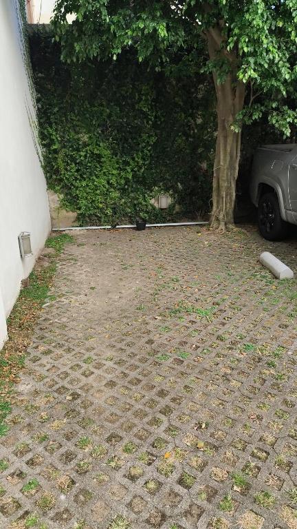 Living, 2 dormitorios con Cochera y Vista a los Bosques, BBQ y Laundry - 2