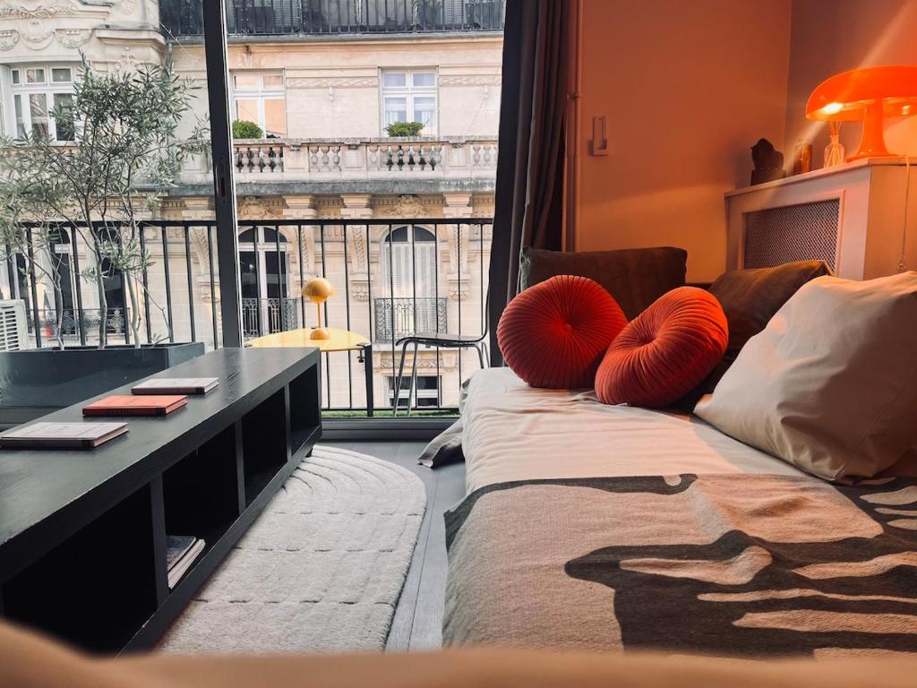 Stylish studio 3-4p with AC and balcony near Champs-Élysées - 1