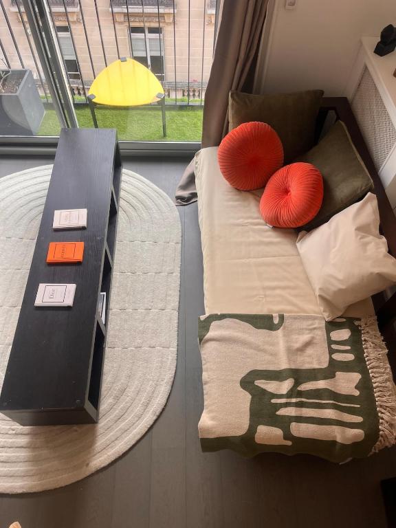 Stylish studio 3-4p with AC and balcony near Champs-Élysées - 2