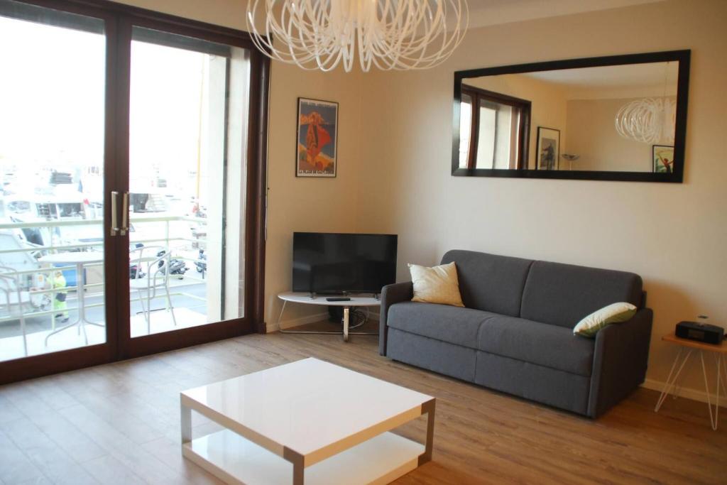 Fully AC, Port-view, 2 min beach and Palais - 4