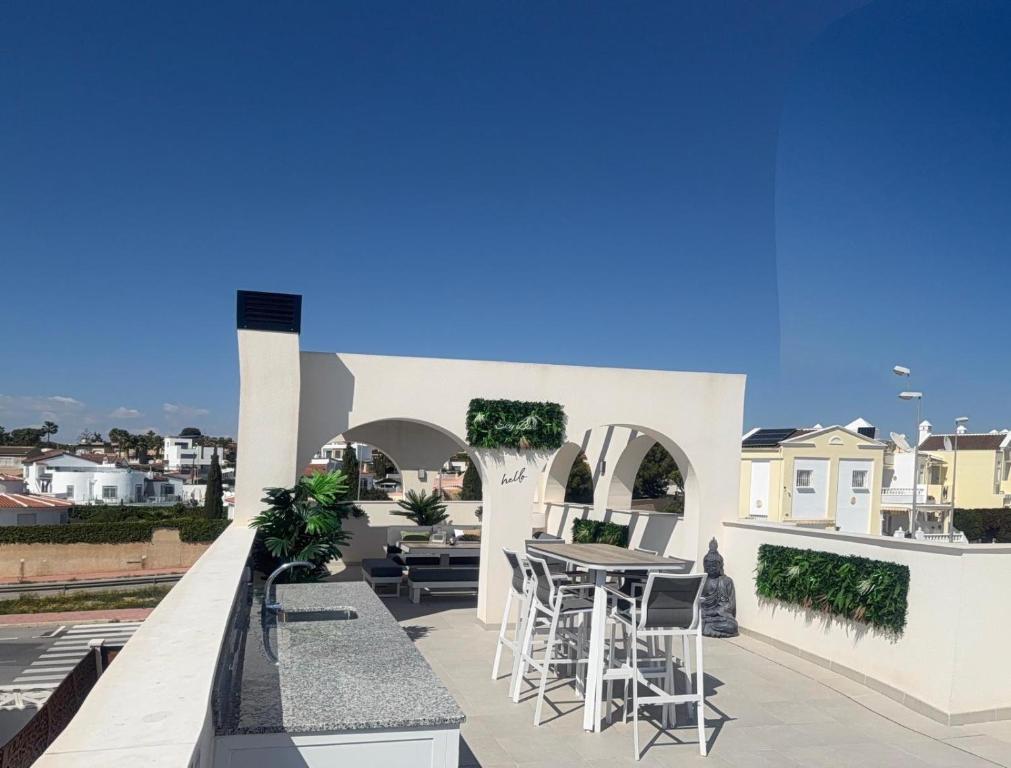 3 Bed Villa - Sleeps 6 - Private Pool - Parking - 5
