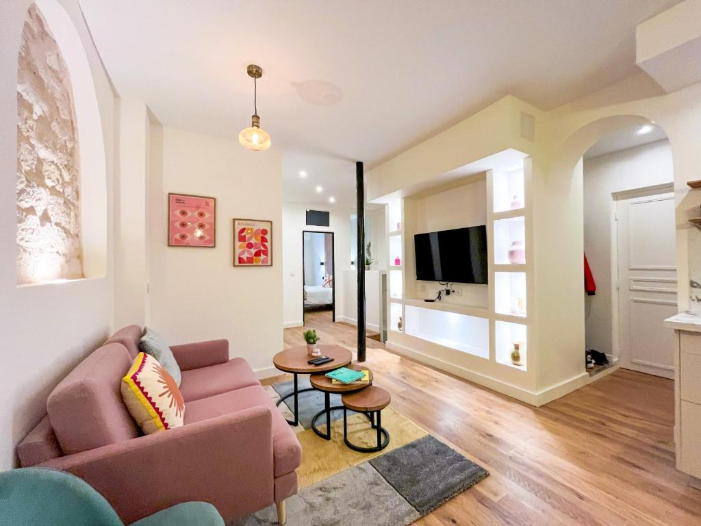 UrbanFlat 224 - Prestige Parisian Central 5 Bedroom Apartment - 1