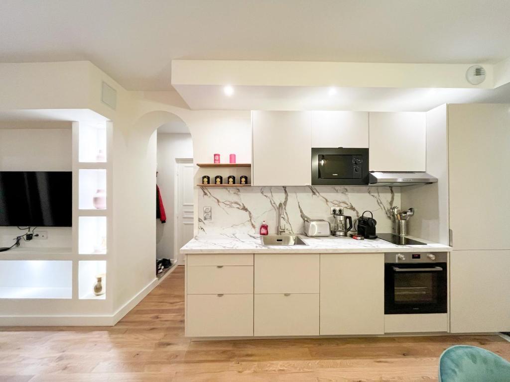 UrbanFlat 224 - Prestige Parisian Central 5 Bedroom Apartment - 5