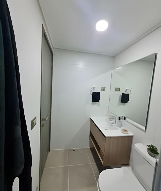 Depto. nuevo en condominio, estacionamiento y wifi - 3