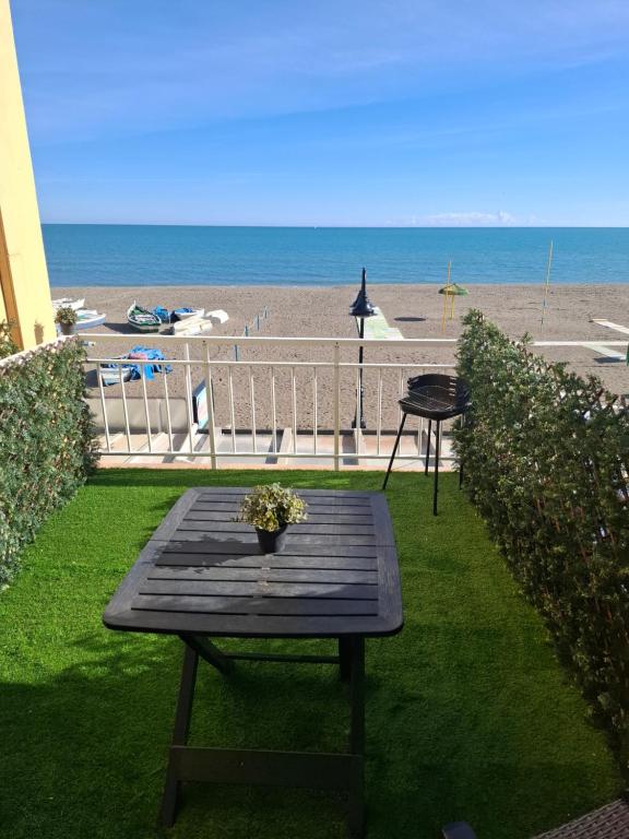 Apartamento en Primera Línea de Playa de La Carihuela - 3