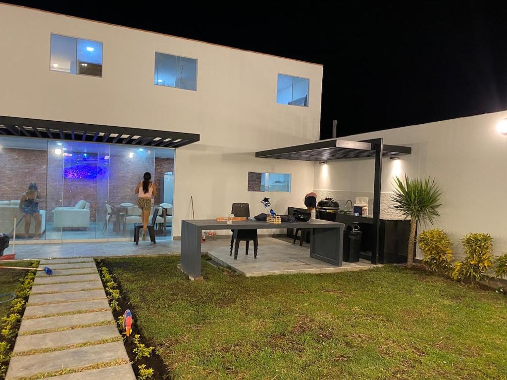 Modern house with pool in Ica - 3