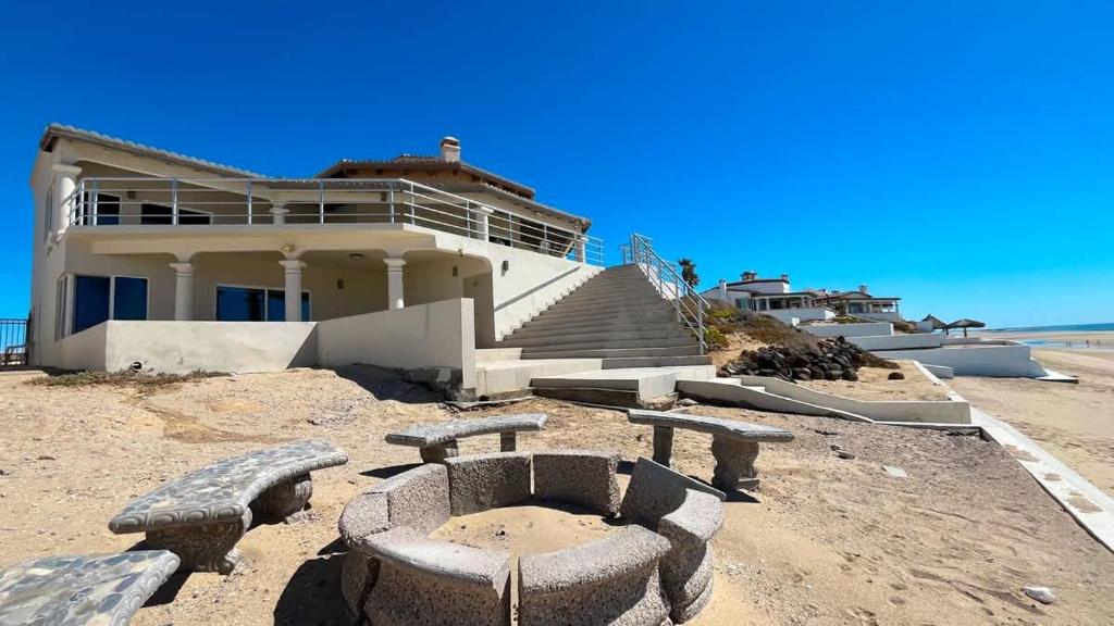 Spacious Family Beachfront Home The Beach House - 2