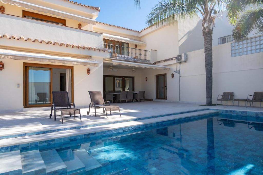 Beach Town Villa, Private Pool, Playa at 300 m - 1