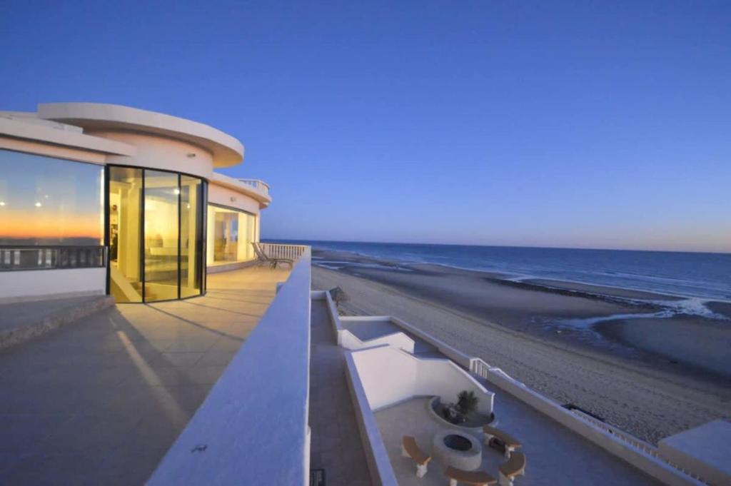 Spacious Family Beachfront Home Villa Dei Sogni - 2