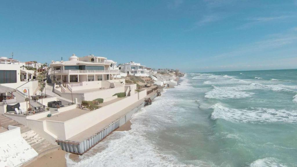 Spacious Family Beachfront Home Villa Dei Sogni - 3