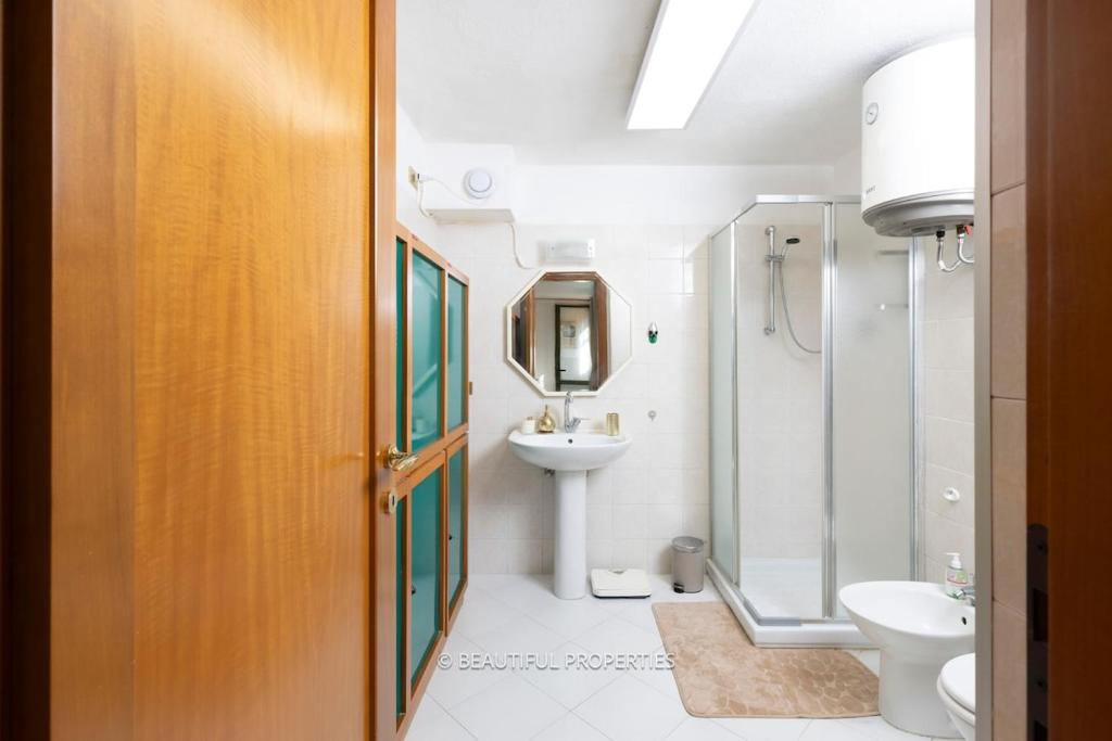 Room with kitchen & free parking 100 m from the sea - 5
