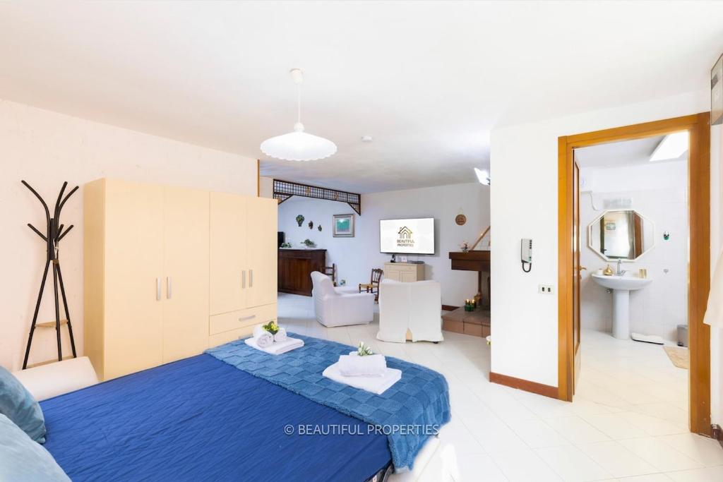 Room with kitchen & free parking 100 m from the sea - 1
