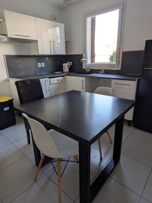 Non-smoking, Modern apartment with parking, close to the beach & train - 2