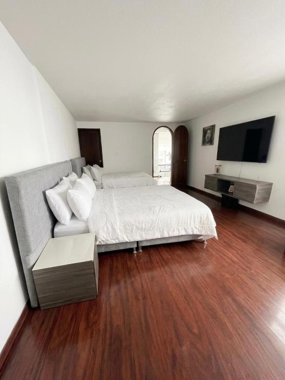 Exclusiva y cómoda casa totalmente equipada. La casa está ubicada en una parte muy estratégica de la ciudad, sector EL CABLE + ZONA ROSA + RESTAURANTES+ DISCOTECAS - 4