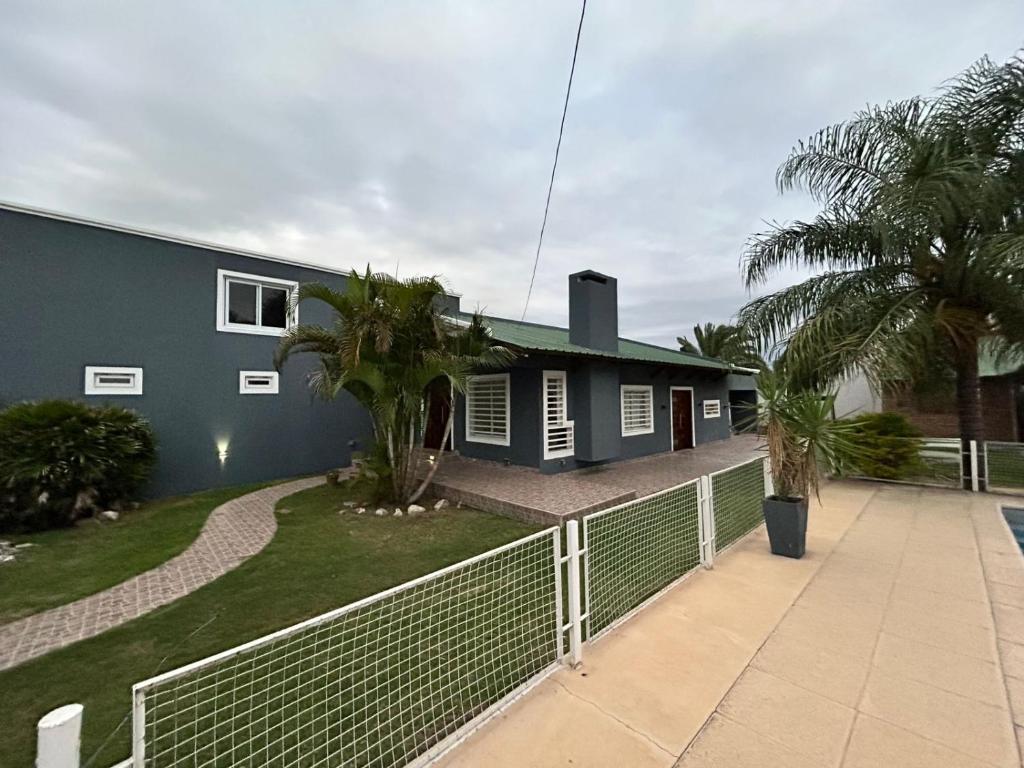Hermosa Casa con Quincho y pileta - 1