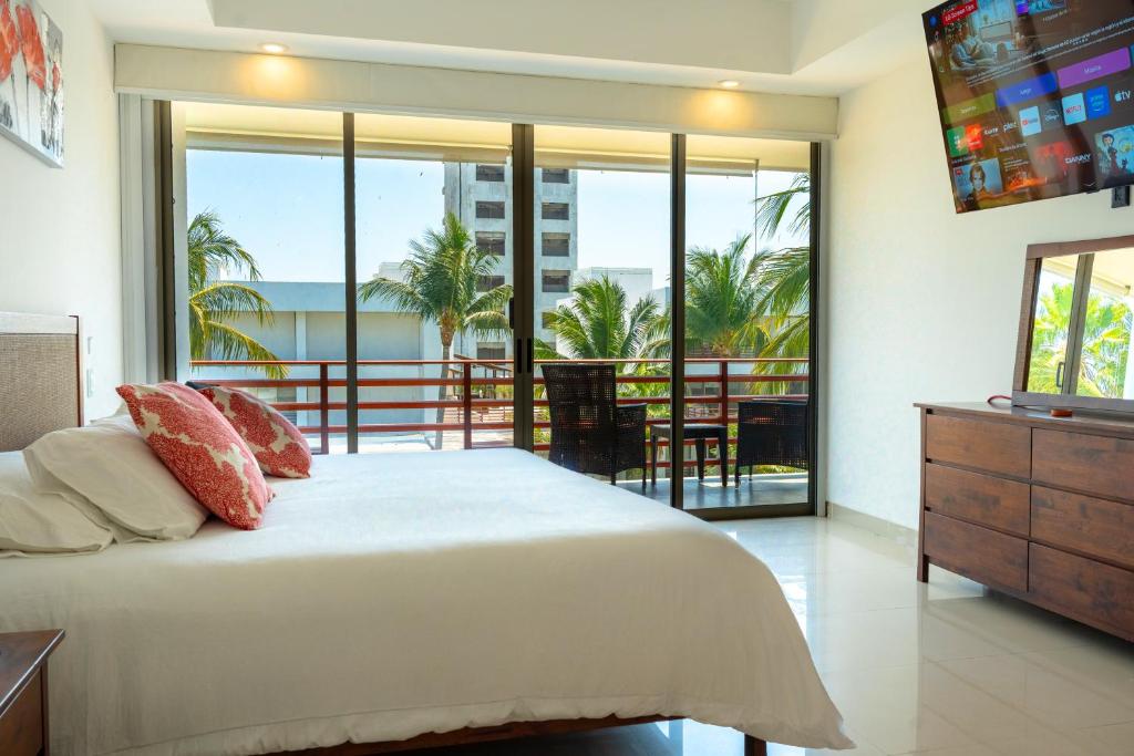 Amazing Beach Condo in Acapulco Diamante, 4 BR - 4
