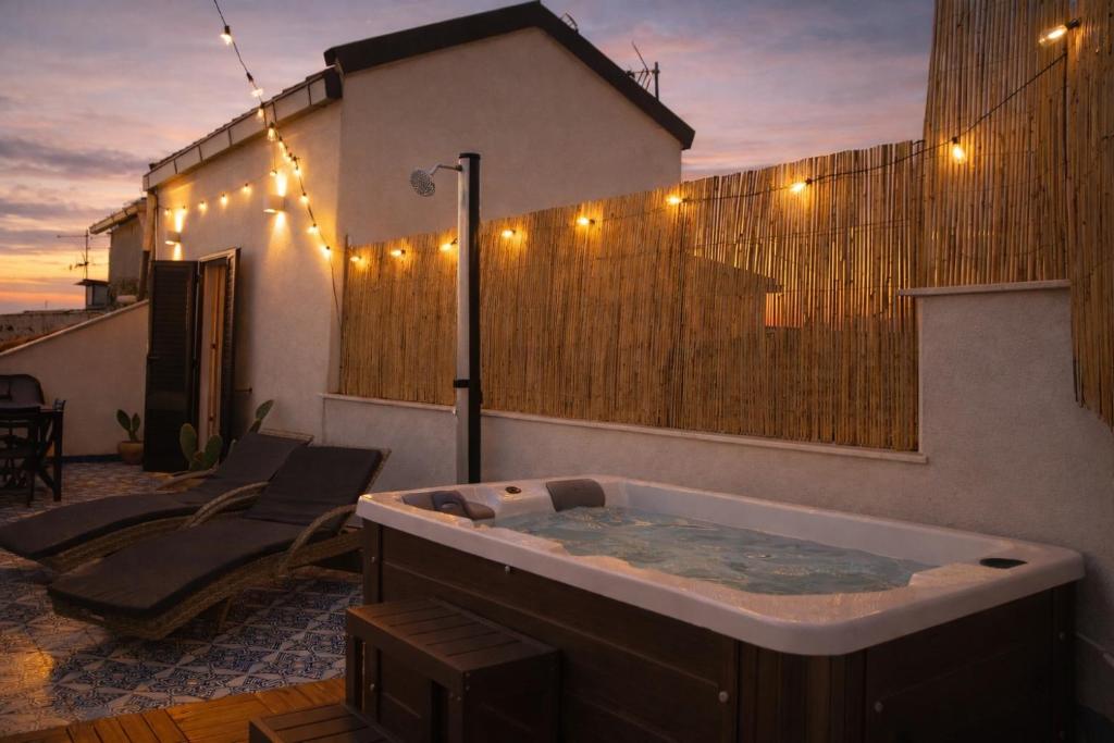 Zisa Top Romantic Terrace & Private outdoor Jacuzzi - 1