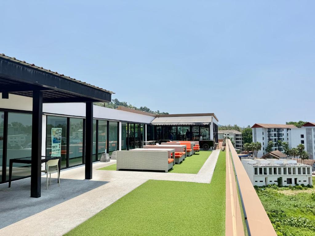 Restaurant, 6th Avenue Surin Condominium in Phuket