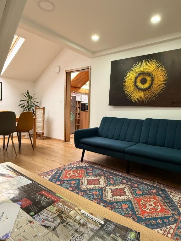 Leopold Chillout Hostel - 3