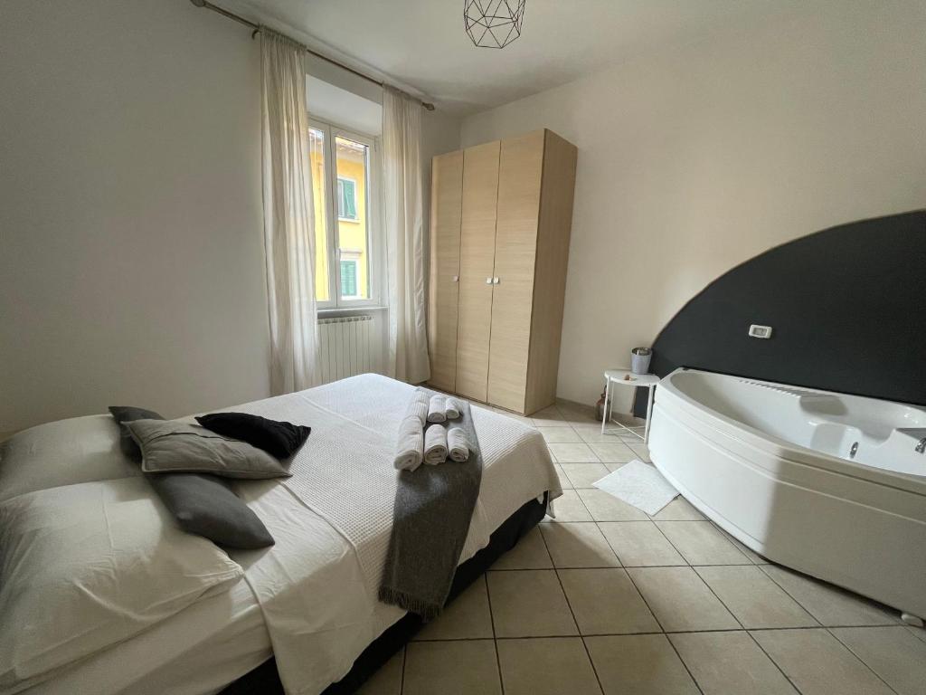 Jacuzzi Suite - 4