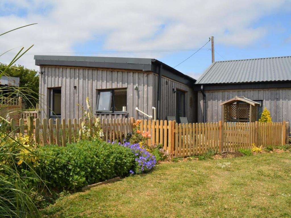 1-bed pet-friendly annex in Sherborne with garden