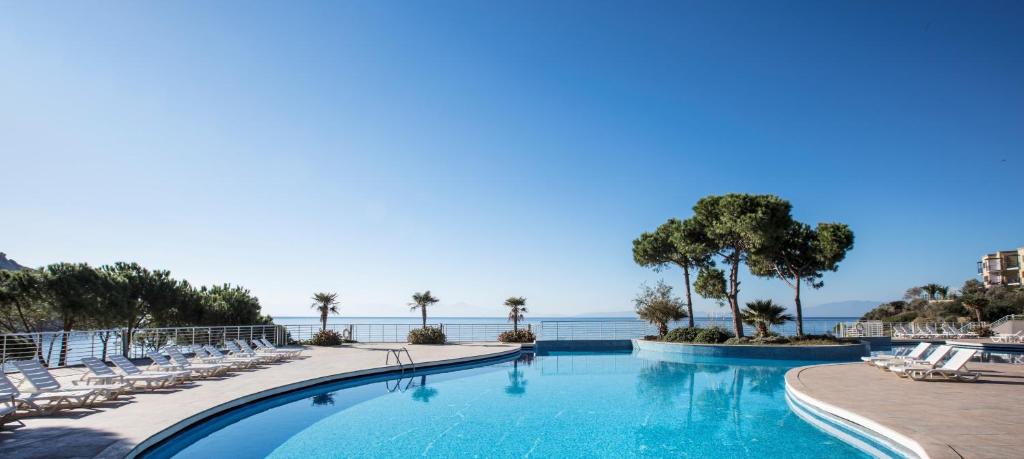 Aria Claros Beach & Spa Resort – All Inclusive 24H — Swimming pool in Özdere, Izmir
