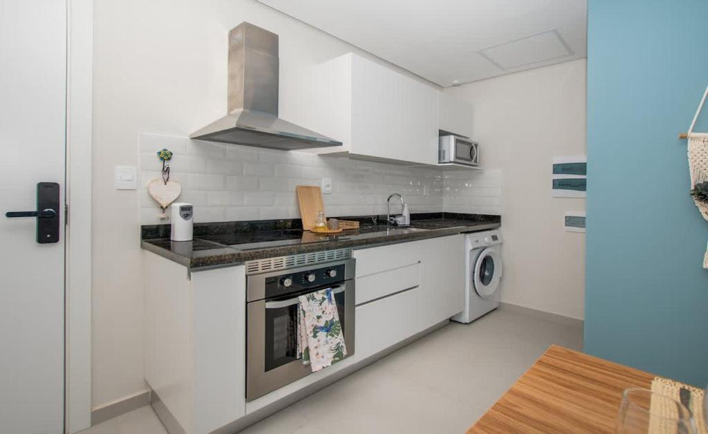 Modern 1BR in Prime Area Pool Gym - 3