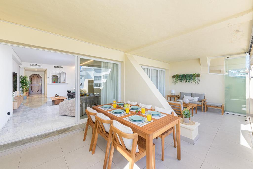WintowinRentals Premium Apartment with Terrace and Stunning Views in Puerto Marina - 4